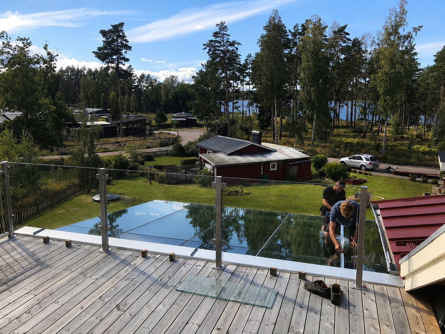 Glasräcken med sjöutsikt
